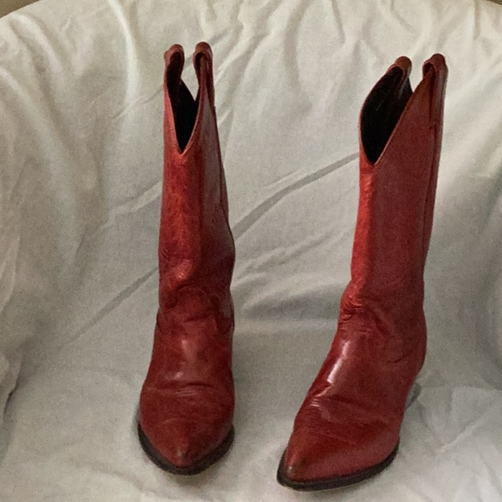 Women’s red cowboy boots. Size 6